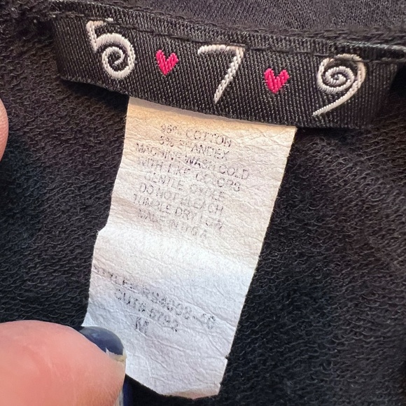 🔥2/$10 |•579•| Long Sleeve Sweatshirt w/ Lips - Picture 6 of 9